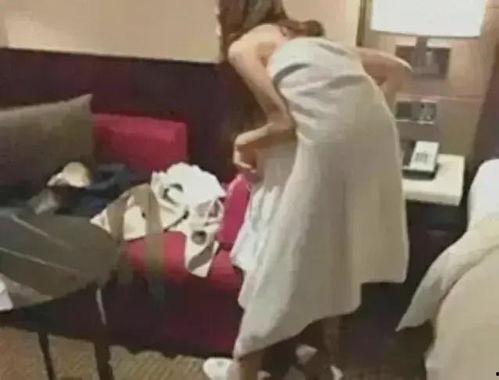 乌鲁木齐吃瓜女子视频,网络热议背后的真相揭晓 乌鲁木齐吃瓜女子视频,网络热议背后的真相揭晓